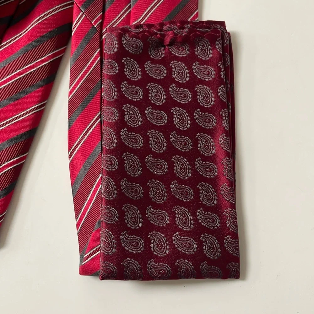 Euro Knot Goton oomo 100% silk red,‎ white and black striped tie. Pocket square.